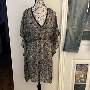 Black and White Patterned Women's Top